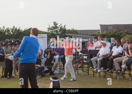 Professionnels & célébrités à une soirée de fléchettes Golf à groupe ouvert par Taylor Made at Royal Cinque Ports Golf Club Banque D'Images