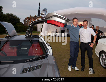 Professionnels & célébrités à une soirée de fléchettes Golf à groupe ouvert par Taylor Made at Royal Cinque Ports Golf Club Banque D'Images