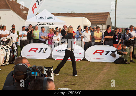 Professionnels & célébrités à une soirée de fléchettes Golf à groupe ouvert par Taylor Made at Royal Cinque Ports Golf Club Banque D'Images