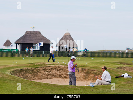 Professionnels & célébrités à une soirée de fléchettes Golf à groupe ouvert par Taylor Made at Royal Cinque Ports Golf Club Banque D'Images