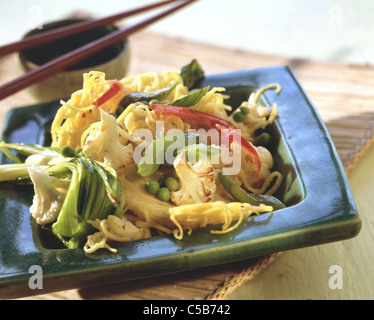 Bami goreng avec céleri et poirée sur le wok Banque D'Images