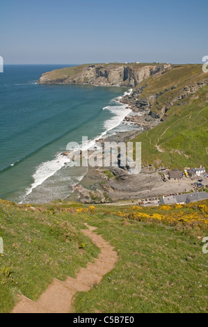 Près de Trebarwith Strand Tintagel Cornwall sur la côte de l'Atlantique, un très populaire plage à marée basse à moyenne Banque D'Images