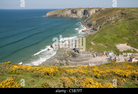 Près de Trebarwith Strand Tintagel Cornwall sur la côte de l'Atlantique, un très populaire plage à marée basse à moyenne Banque D'Images