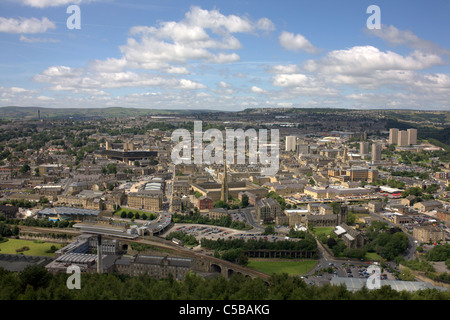 La ville de Halifax West Yorkshire vue de Beacon Hill surplombant le centre-ville Banque D'Images