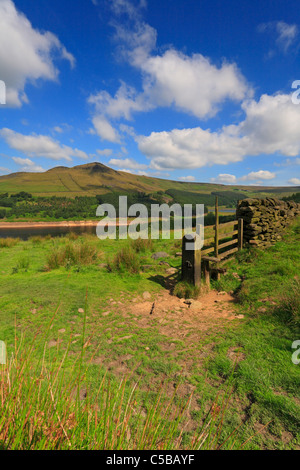 L'Alderman colline au-dessus du réservoir d'Dovestone, Greenfield, Bellevue, Oldham, grand Manchester, Peak District National Park, Angleterre, Royaume-Uni. Banque D'Images