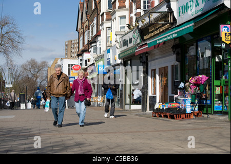 Les gens marcher dans une rue à Lewisham, dans le sud de Londres, en Angleterre. Banque D'Images