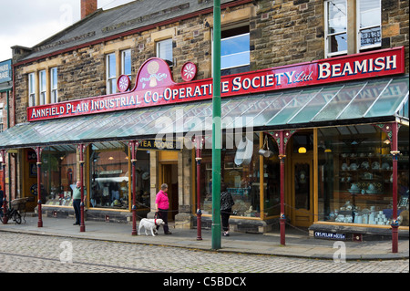 Boutiques sur la rue principale de la ville, le musée en plein air Beamish, County Durham, Angleterre du Nord-Est, Royaume-Uni Banque D'Images