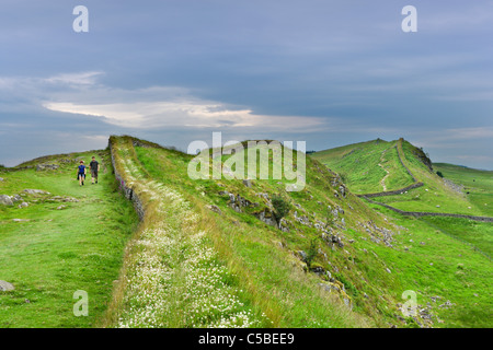 Les promeneurs sur le mur d'Hadrien près de chemin, Housesteads, Northumberland, Angleterre du Nord-Est, Royaume-Uni Banque D'Images