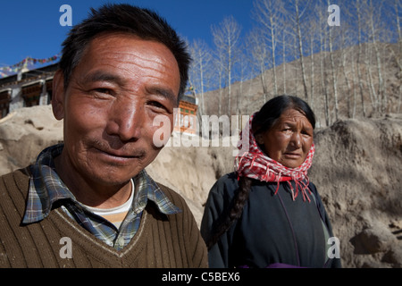 Monsieur le Lahwang Phuntsog Janjan (53) et son épouse Mme Sonam Dolma (49) sont considérées ici dans leur maison endommagée par les inondations en Igoo, Ladakh. Banque D'Images