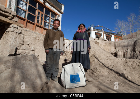 Monsieur le Lahwang Phuntsog Janjan (53) et son épouse Mme Sonam Dolma (49) reçoivent de l'aide à leur maison endommagée par les inondations en Igoo, Ladakh. Banque D'Images