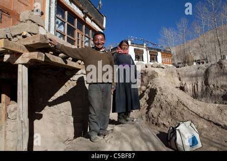 Monsieur le Lahwang Phuntsog Janjan (53) et son épouse Mme Sonam Dolma (49) reçoivent de l'aide à leur maison endommagée par les inondations en Igoo, Ladakh. Banque D'Images