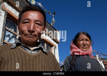 Monsieur le Lahwang Phuntsog Janjan (53) et son épouse Mme Sonam Dolma (49) sont considérées ici dans leur maison endommagée par les inondations en Igoo, Ladakh. Banque D'Images