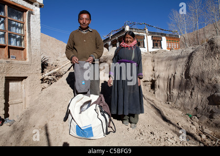 Monsieur le Lahwang Phuntsog Janjan (53) et son épouse Mme Sonam Dolma (49) sont considérées ici dans leur maison endommagée par les inondations en Igoo, Ladakh. Banque D'Images