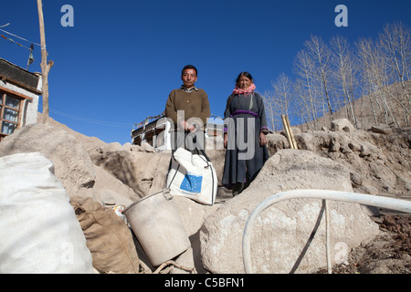 Monsieur le Lahwang Phuntsog Janjan (53) et son épouse Mme Sonam Dolma (49) sont considérées ici dans leur maison endommagée par les inondations en Igoo, Ladakh. Banque D'Images
