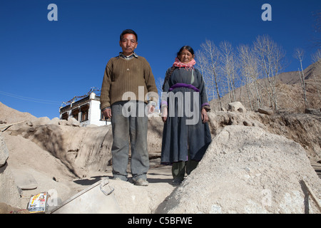 Monsieur le Lahwang Phuntsog Janjan (53) et son épouse Mme Sonam Dolma (49) sont considérées ici dans leur maison endommagée par les inondations en Igoo, Ladakh. Banque D'Images
