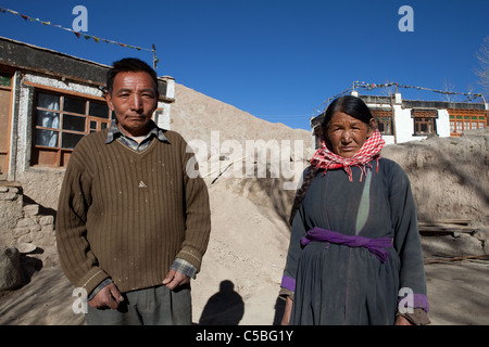 Monsieur le Lahwang Phuntsog Janjan (53) et son épouse Mme Sonam Dolma (49) sont considérées ici dans leur maison endommagée par les inondations en Igoo, Ladakh. Banque D'Images