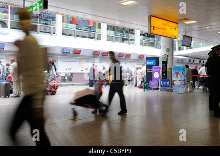 Comptoirs D'Enregistrement Dans La Zone De Départ De L'Aéroport De Glasgow, Écosse, Royaume-Uni Banque D'Images