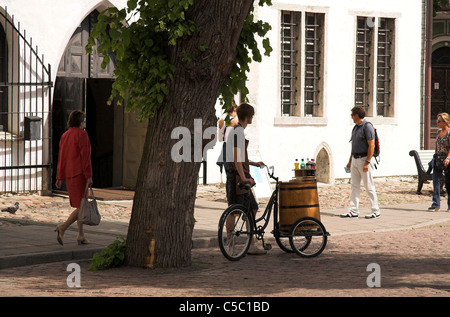 Vendeur de boissons sur un tricycle, la colline de Toompea, Vieille Ville, Tallinn, Estonie Banque D'Images