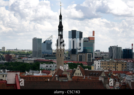 La ville de Tallinn, prises à partir de la colline de Toompea, avec le tour de ville au premier plan, l'Estonie Banque D'Images