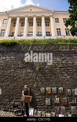 Des peintures de l'artiste le long Jalg Pikk, ci-dessous Stenbock Maison sur la colline de Toompea, Vieille Ville, Tallinn, Estonie Banque D'Images