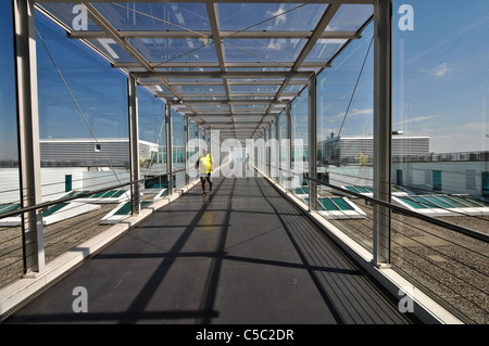 Passage en verre (accès à la terrasse panoramique) à l'aéroport de Munich - Munich, Allemagne Banque D'Images