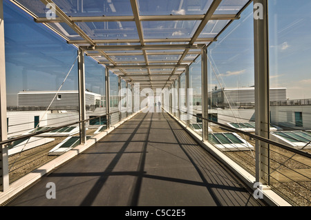 Passage en verre (accès à la terrasse panoramique) à l'aéroport de Munich - Munich, Allemagne Banque D'Images