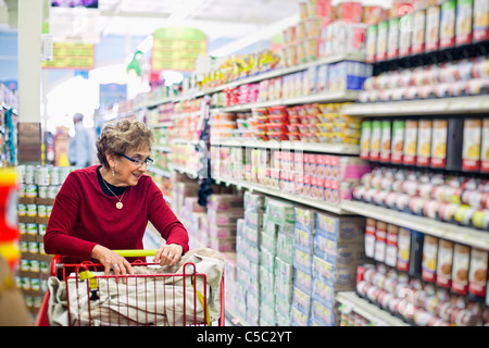 Senior Hispanic woman shopping in grocery store Banque D'Images