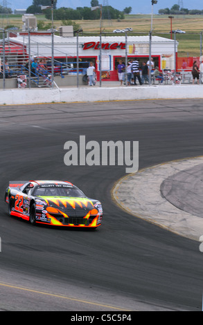 Denver, Colorado - NASCAR Truck series rookie Chris Eggleston tourner deux tours au Colorado National Speedway. Banque D'Images