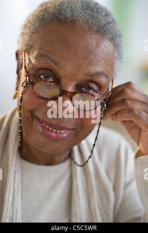 Black woman adjusting eyeglasses Banque D'Images