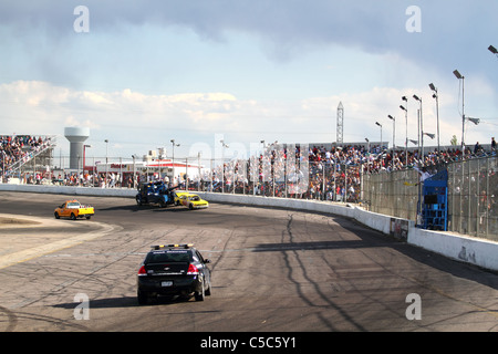 Denver, Colorado - Todd Finley's Super Collection de voiture de course est remorqué hors de la piste avec le pneu qu'il a perdu de l'arrière de sa voiture. Banque D'Images