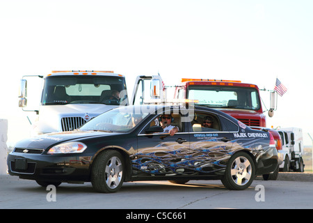 Denver, Colorado - UN pace car et les dépanneuses attendent une prudence au cours d'une course au National Speedway Colorado. Banque D'Images