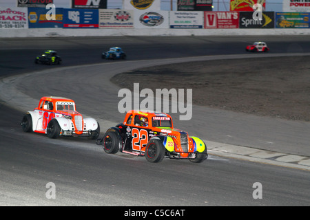 Denver, Colorado - pilote de NASCAR Truck Series Rookie Chris Eggleston mène la course de voitures de légendes. Banque D'Images