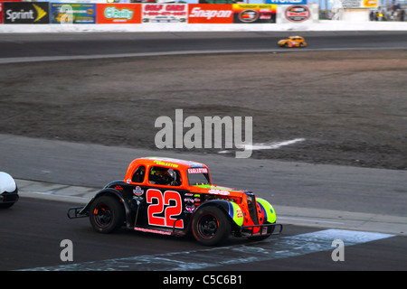 Denver, Colorado - pilote de NASCAR Truck Series Rookie Chris Eggleston mène la course de voitures de légendes. Banque D'Images