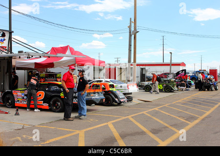 Denver, Colorado - NASCAR Truck series Rookie Chris Eggleston stratégie parler de l'équipage avant les courses dans les fosses Banque D'Images