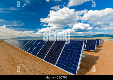 Ciel bleu sur les panneaux solaires Banque D'Images