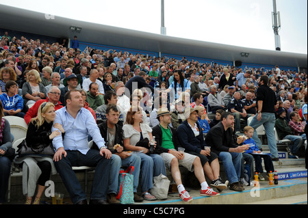 Regarder la foule de cricket au sol dans le comté de Probiz Sussex Hove Banque D'Images