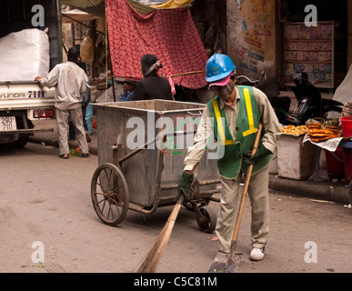 Street Sweeper dans Nguyen Thien Thuat St, près de Cho du marché Dong Xuan, vieux quartier de Hanoi, Vietnam Banque D'Images