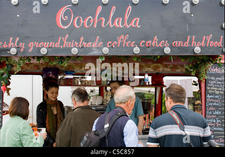 Café frais fraîchement moulu, gâteaux, stand de nourriture chaude à Africa Oye, Sefton Park, Liverpool, Merseyside. ROYAUME-UNI Banque D'Images