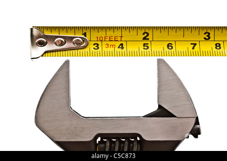 Ruban de mesure et clé grand isolé sur fond blanc Banque D'Images