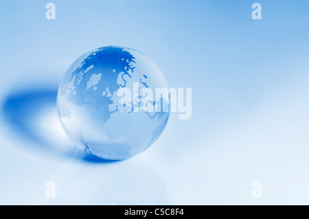 Globe de cristal bleu en se concentrant sur l'Europe et l'Afrique. Banque D'Images