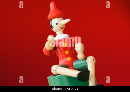 Pinocchio sur fond rouge Banque D'Images