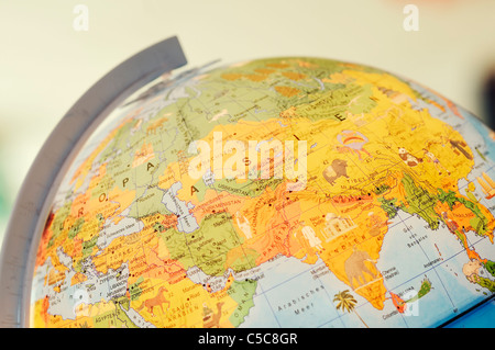 Globe de bureau sur table. Dans l'accent est le continent asiatique. Banque D'Images