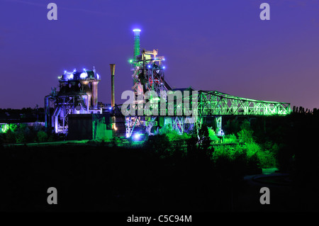 Photo de nuit de Landschaftspark Nord, vieux ruines industrielles éclairé à Duisburg, Allemagne Banque D'Images