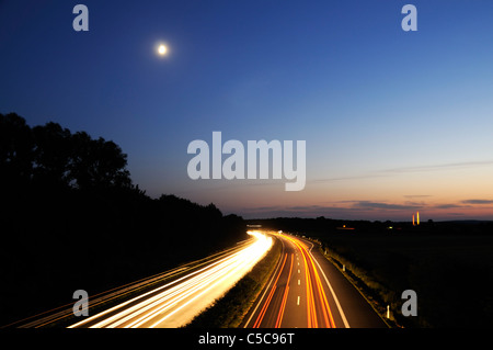 Photo de nuit de courbe sur autoroute allemande et motion blured de voiture - une longue exposition Banque D'Images