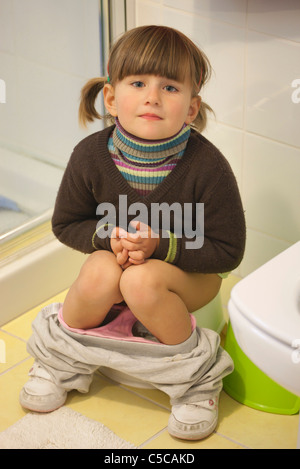 Jeune fille de trois ans ; l'entraînement à Torremolinos, Malaga, Espagne Banque D'Images