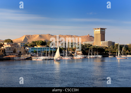 Felouques sur le Nil, Assouan, Egypte Banque D'Images