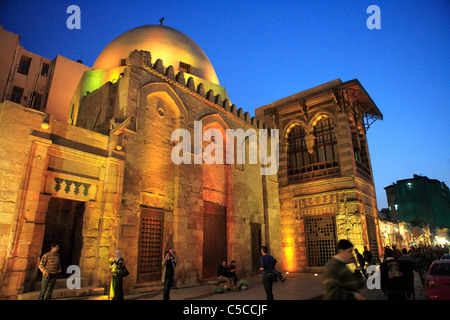 Mausolée du sultan Qalawun (1285) la nuit, Le Caire, Egypte Banque D'Images