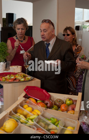 Paris, France, People Test Tasting Food, dégustation de vins au Food Show, marché des légumes frais Banque D'Images
