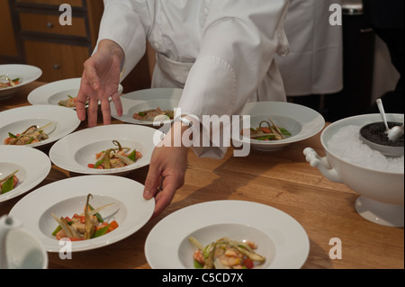 Paris, France, femme chef français travaillant à l'alimentation et de la mode du salon, mains en contact avec les plaques Détail Banque D'Images