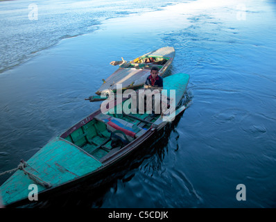 Vue du Ferry à Tell al-Amarna, Egypte Banque D'Images